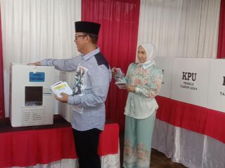 Pj Bupati OKU H. Teddy Meilwansyah Bersama Keluarga Melakukan Pencoblosan Pemilu Serentak 2024 di TPS 15 Sukaraya Baturaja