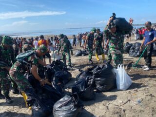 Kolaborasi Apik Kodim 1615/Lotim dan Pandawara Grup Clean Up Pantai Labuhan Haji Dari Sampah.
