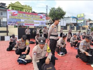 Kapolres Baubau Pimpin Apel Pengecekan Perlengkapan Personil Pengamanan TPS Pemilu 2024