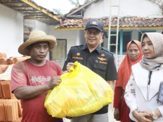 Peduli Korban Bencana, PJ Bupati Pamekasan Masrukin Kunjungi Rumah Warga Terdampak Bencana Angin Puting Beliaung