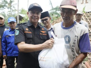 Bentuk Kepedulian Pemerintah, Pj Bupati Pamekasan Masrukin Berikan Bantuan Kepada Korban Bencana Angin Puting Beliung