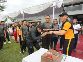 Prajurit TNI Beri Kejutan Ulang Tahun Kapolda Sumut.