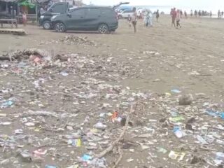 Sampah di Pantai Bagedur Tak terurus, Pengunjung Wisata Kemana aja Pengelola