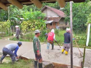 Warga Kampung Sumedang Desa Bojen Induk Sambut Pembangunan  Jalan Dari Dana Desa Tahap 1