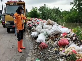 Foto: Petugas UPTD PP Wilayah I DLH Kab Bekasi menemukan belasan karung berisi batok kelapa di Jalan Raya Pertamina Kedung Jaya