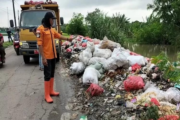 Foto: Petugas UPTD PP Wilayah I DLH Kab Bekasi menemukan belasan karung berisi batok kelapa di Jalan Raya Pertamina Kedung Jaya