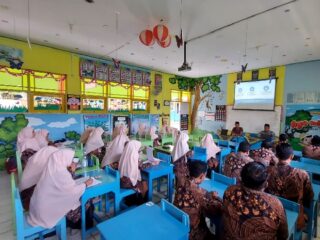 Lakukan Pengabdian Masyarakat di SD Muhammadiyah Kebumen, Dosen Prodi Magister (S2) Pendidikan Bahasa Inggris (MPBI) UAD Kembangkan Teknologi Kecerdasan Buatan di Bidang Pendidikan