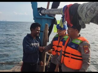 Patroli Laut Kapal KP. VII - 40 - 203: Satpolairud Polres Kepulauan Seribu Berikan Himbauan Kamtibmas kepada Nelayan di Perairan Pulau Pari