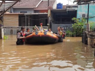 Kapolsek Bojongsari dan Anggota Polsek Bersama Team Tagana Beraksi di Lokasi Banjir