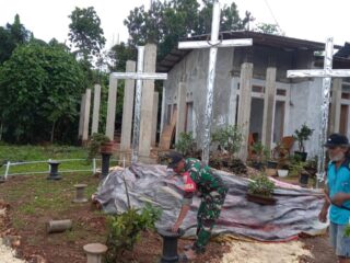 Babinsa Serda Agus Gotong Royong Hias Salib Di kampung Binaannya 
