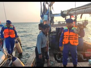 Patroli Laut Dialogis: Satpolairud Polres Kepulauan Seribu Himbau Nelayan Soal Keselamatan di Perairan Pulau Untung Jawa