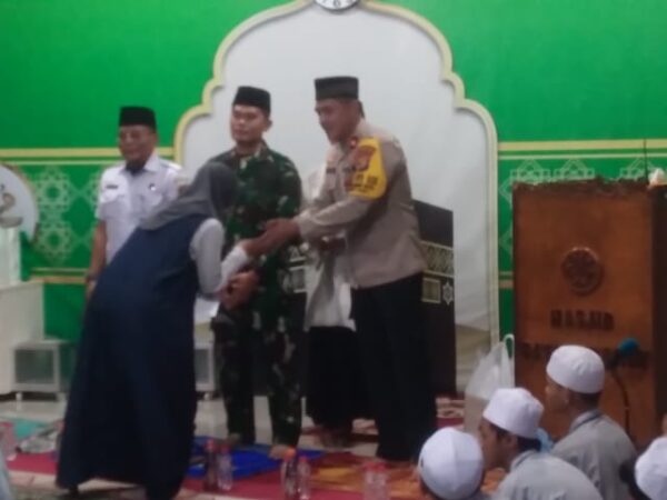 Polsek Kepulauan Seribu Selatan Bagikan Takjil Berkah Ramadhan di Pulau Untung Jawa