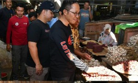 Pj. Bupati Lotim HM.Juaini Taofik Pantau Harga Kebutuhan Pokok Di Pasar Aikmel Jelang Ramadhan.
