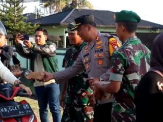 Kompak, Sinergitas TNI-Polri dan Jurnalis Bagikan Takjil Kepada Masyarakat Pengguna Jalan di Mempawah