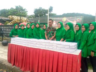 Mempererat Hubungan TNI Dengan Rakyat, Koramil 2408/CIPARAY Bersama Persit KCK Ranting 9 Bagikan Takjil Pada Warga