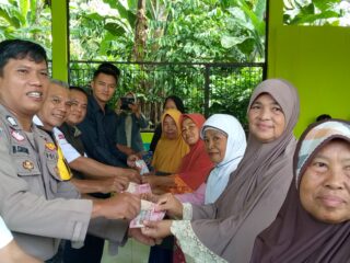 Kepala Kampung Tanjung Kurung Salurkan 58 KPM Penerima BLT-DD Exstrim Tahap Satu (1) Di Tahun 2024.