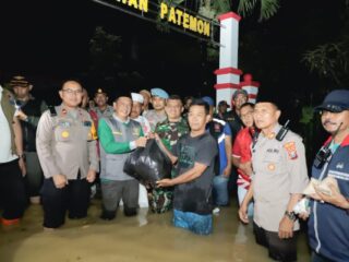 Pj Bupati Pamekasan Masrukin Kunjungi Korban Banjir dan Salurkan Bantuan