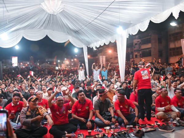 kadis Kominfo Padangsidimpuan  Launching WiFi Gratis disela Nobar Semi Final AFC u23 di Halaman Bolak