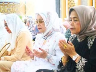PLT Bupati Labuhanbatu Sholat IED Bersama Warga Masjid Raya AL Iklhas