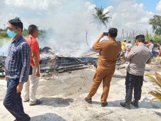 2 Rumah Warga Ludes di Lahap Sijago Merah, Polsek Teluk Mengkudu Lakukan Olah TKP dan Bantu Korban