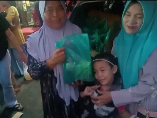 Berbagi Berkah Ramadhan, Nuri Nurlita Istri Kanit Provost Polsek Ciparay Bagikan 500 Paket Sembako Kepada Warga Sekitar Ciparay