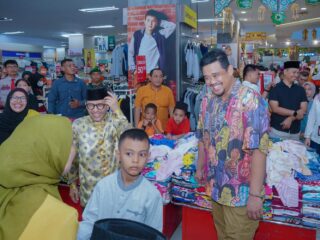 Bobby Nasution Bersama 500 Anak Yatim Dhuafa Belanja Pakaian dan Perlengkapan  Lebaran