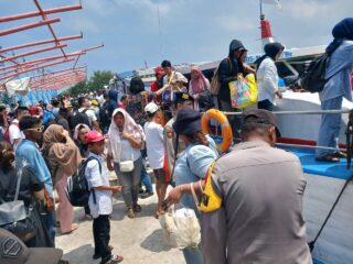 Anggota Pospam Ops Ketupat Jaya 2024 Polres Kepulauan Seribu Siaga di Dermaga, Himbau Keselamatan Wisatawan