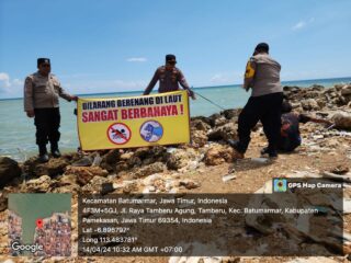 Pasang Banner Himbauan, Polisi Ingatkan Masyarakat Tidak Berenang Di Pantai Pamekasan