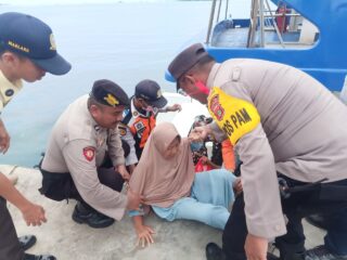 Anggota Pospam Ops Ketupat Jaya 2024 Polres Kepulauan Seribu Amankan Kedatangan Wisatawan di Dermaga Pulau Wisata