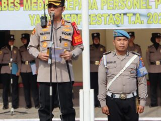 Apel Pagi Polrestabes Medan Diwarnai Pemberian Penghargaan Kepada 80 Personel Berprestasi