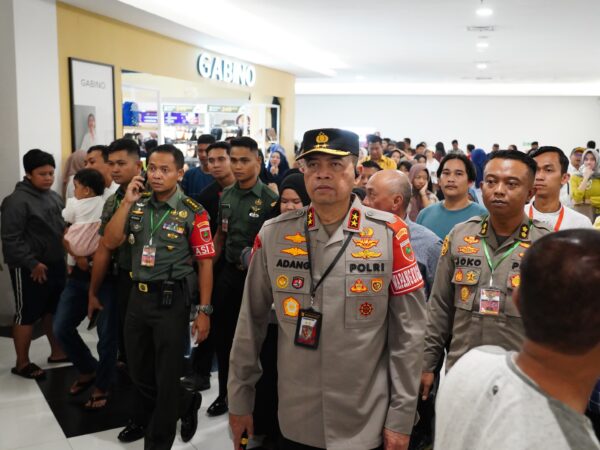 Dampingi Presiden Saat di Mall Matos Mamuju, Kapolda Sulbar Terus Pastikan Keamanan Terjaga
