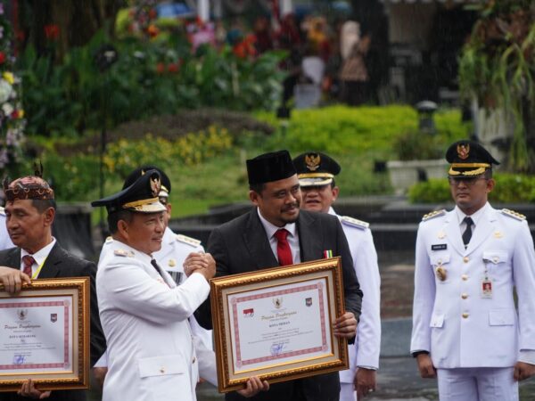 Bobby Nasution TerimaTanda Kehormatan Satyalancana Karya Bhakti Praja Nugraha dan Penghargaan Prestasi Penyelenggaraan Pemerintahan Daerah