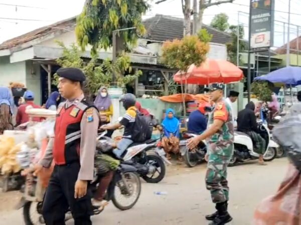 Sinergi TNI - Polri, Lakukan Pamturlalin di Pasar Waru Pamekasan Lancar Terkendali