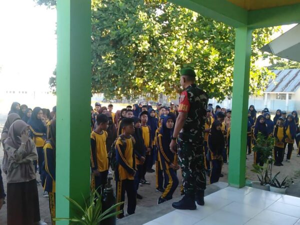 Antisipasi Kasus Bullying antar Pelajar, Babinsa Sertu Jainudin Sosialisasi di SD dan SMP Lede Taliabu Maluku Utara