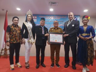 Pj. Bupati Konawe, Hermin Ramba Di Anugerahi "International Certificate of Excellence and Recognition"