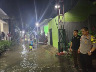 Kapolresta Tangerang Datangi Lokasi Banjir Di Perumahan Taman Cikamde