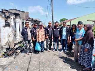 Tim "RIM ULI BINTANGTA" Bakal Calon Bupati Dairi Santuni Korban Kebakaran di Jalan Putri Lopian Sidikalang