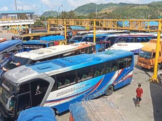 Akibat Sistem TBB Ratusan Kendaraan Terlantar di Area Parkir Pelabuhan Bakauheni