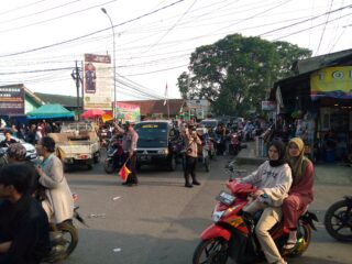 Sigap, Kapolsek Dan Personel Polsek Ciparay Urai Kemacetan di Jalan laswi Depan Alun Alun Ciparay