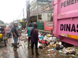 H-1 Jelang Hari Raya Idul Fitri, Para Kader BBBS Kecamatan Ciparay Terus Lakukan Edukasi Dan Eksekusi Sampah Di Pembuangan Liar