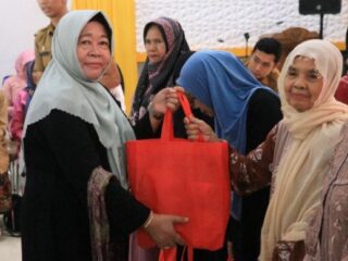 PJ.Bupati Tabalong Serahkan Paket Tali Asih Bagi 24 Para Lansia Di Peringatan Hari Kartini 2024
