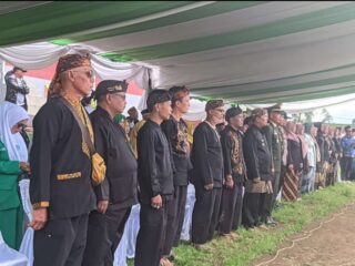 Memakai Baju khas Adat Sunda, Antusias Para Kades Hadiri Upacara Peringatan Hari Jadi Kabupaten Bandung Ke-383 Di Kecamatan Kertasari
