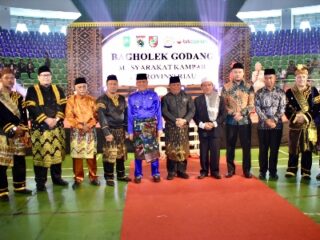 Bupati Kampar Pj Apresiasi Bagholek Godang. Ribuan masyarakat dan tokoh masyarakat Riau Kabupaten Kampar mengikuti rangkaian acara tersebut.