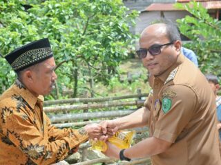 Pj. Walikota Padangsidimpuan Salurkan Bantuan Bahan Pangan di Desa Pintu Langit Jae