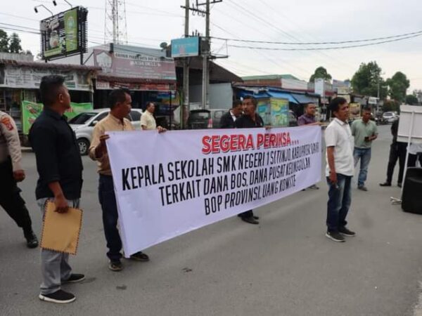 Polres Dairi Kawal Aksi Unjuk Rasa Dari Aliansi Pemerhati Pengguna Anggaran Negara (AP2AN) Kabupaten Dairi