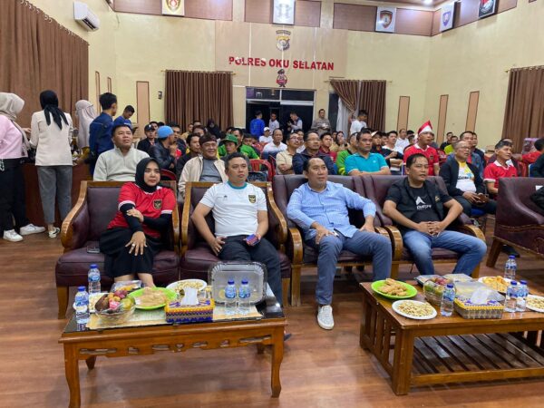 Bupati Oku Selatan Popo Ali , Hadiri Nonton Bareng Pertandingan Tim Nas.Indonesia Pada Semi Final AFC CUP U- 23 Di Mapolres Oku Selatan