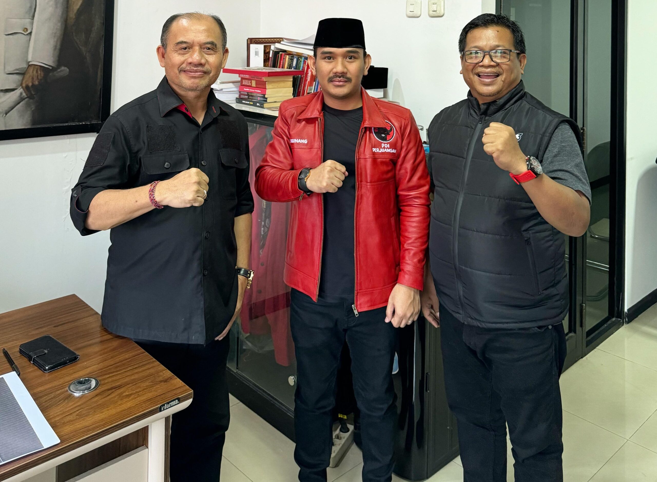Foto : Ade Kuswara Kunang (tengah) Calon Bupati dari PDI Perjuangan Kabupaten Bekasi. Sudah menjalani Fit and Proper Tes di kantor PDI Perjuangan Jawa Barat