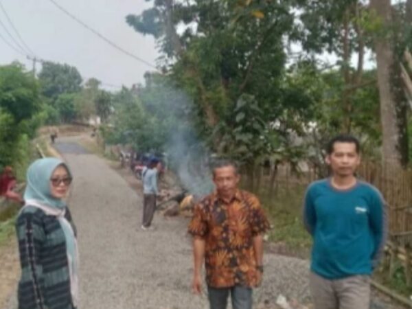 Pembangunan Jalan Lapen Di Kampung Citaritih Dapat Apresiasi Dari warga.