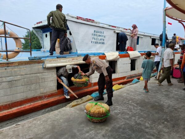 Humanis Polsek Kepulauan Seribu Utara: Anggota Polres Selalu Siap Melayani di Dermaga Pulau Kelapa"