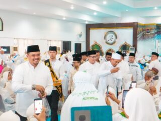 Lepas 2.482 Calhaj Asal Medan, Bobby Nasution Minta Camat Jaga dan Perhatikan Keluarga Jamaah